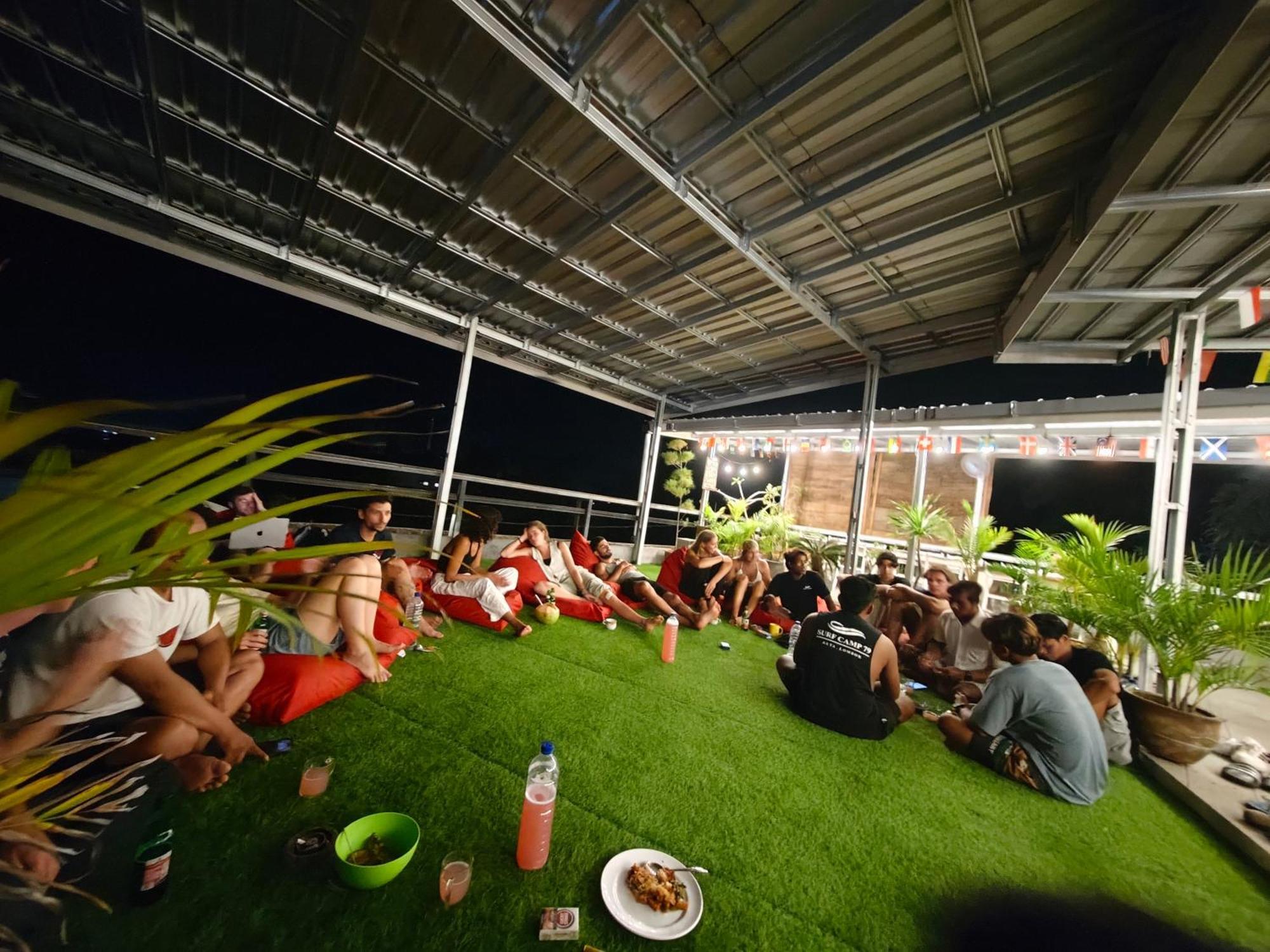 Готель Surf Camp 79 Kuta  Екстер'єр фото